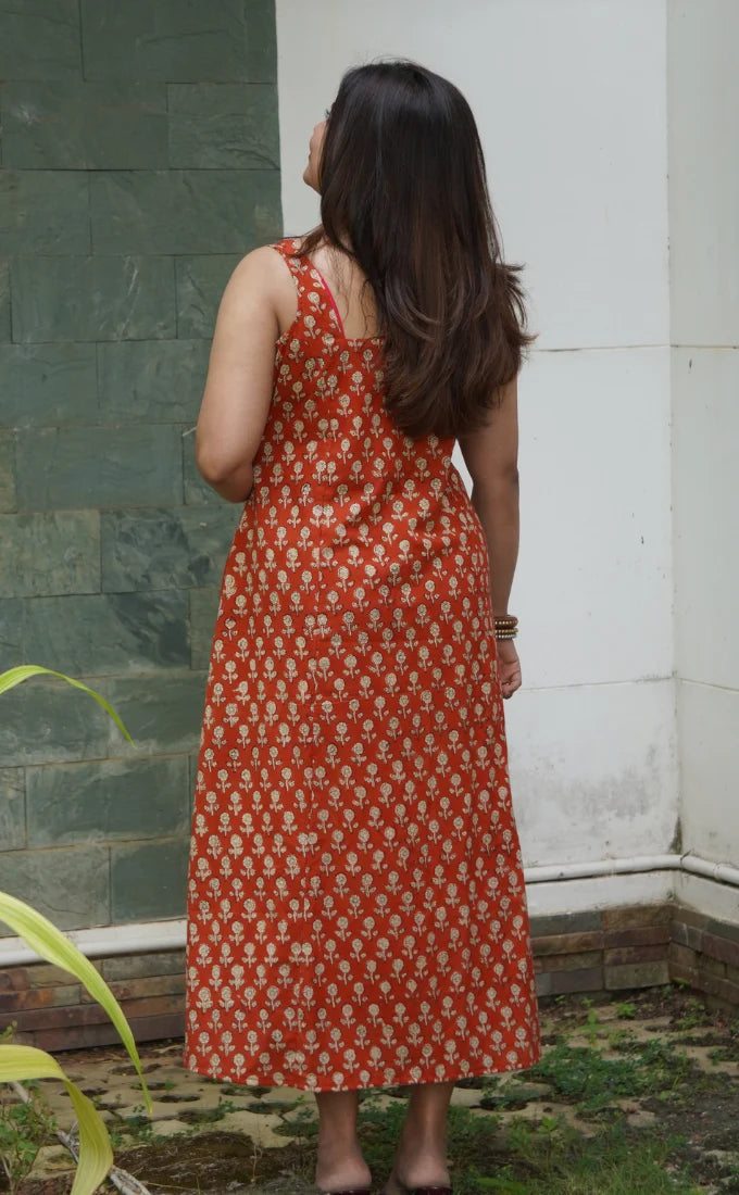 Juli Bagru Cotton Sleeveless Dress With Slit- Brick Red